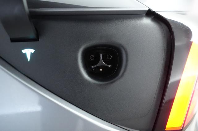 2025 Tesla Model 3 — photo 8 of 21