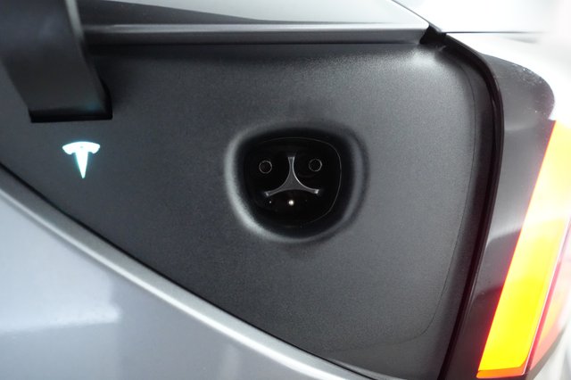 2025 Tesla Model 3 — photo 8 of 21