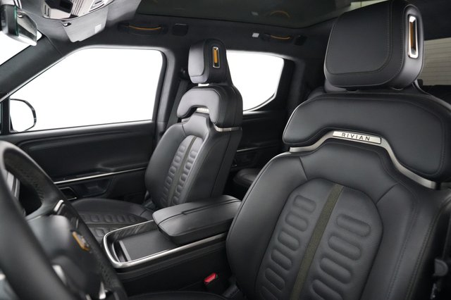 2023 Rivian R1T — photo 3 of 21