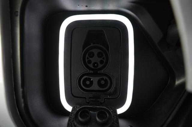 2023 Rivian R1T — photo 8 of 21