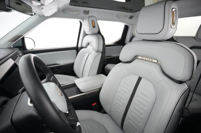 2023 Rivian R1T — photo 3 of 21