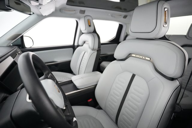 2023 Rivian R1T — photo 3 of 21