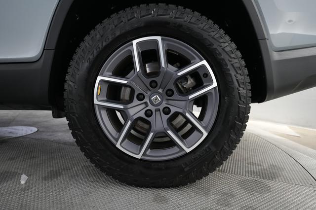 2023 Rivian R1T — photo 7 of 21