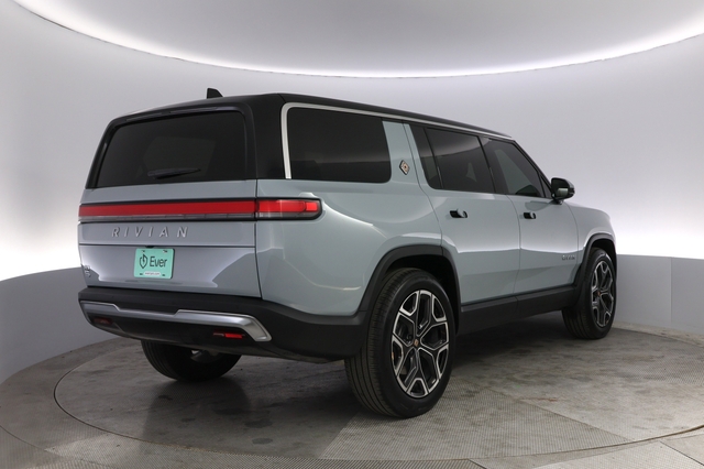 2025 Rivian R1S
