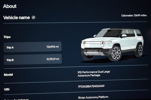 2025 Rivian R1S — photo 5 of 23