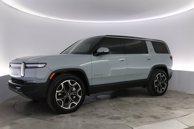 2025 Rivian R1S — photo 14 of 23