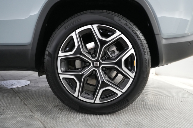 2025 Rivian R1S
