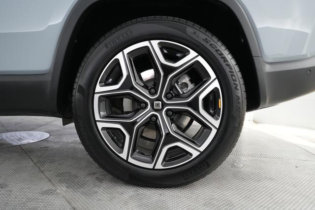 2025 Rivian R1S — photo 7 of 23