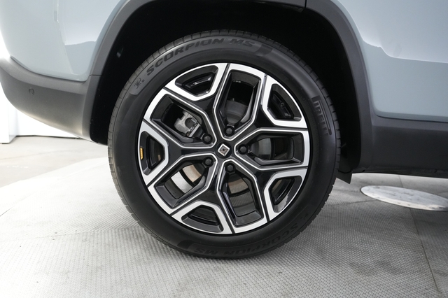 2025 Rivian R1S