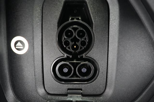2025 Rivian R1S — photo 8 of 23