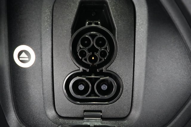 2025 Rivian R1S — photo 8 of 23