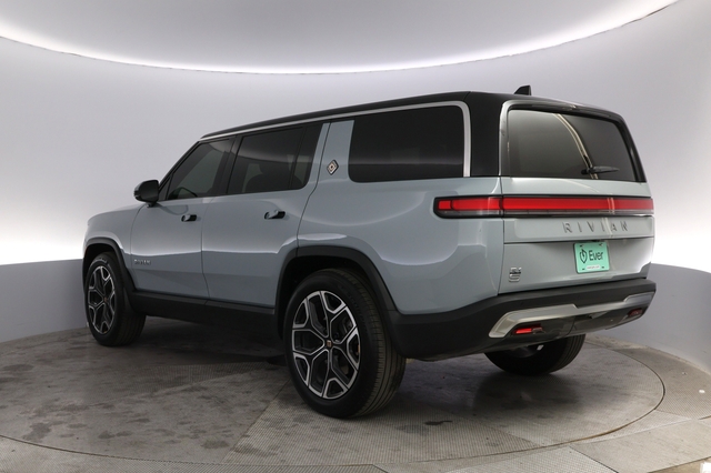 2025 Rivian R1S