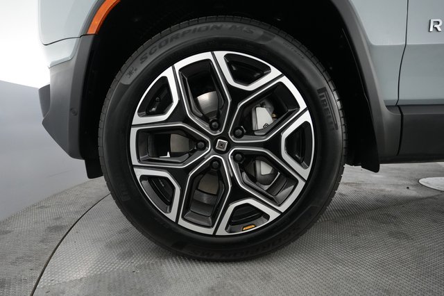 2025 Rivian R1S — photo 15 of 23