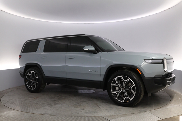 2025 Rivian R1S