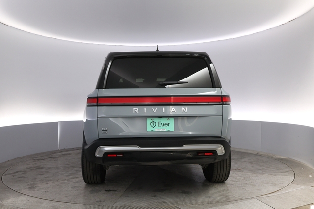 2025 Rivian R1S