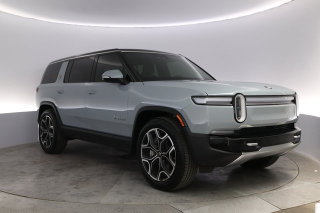 2025 Rivian R1S — photo 10 of 23