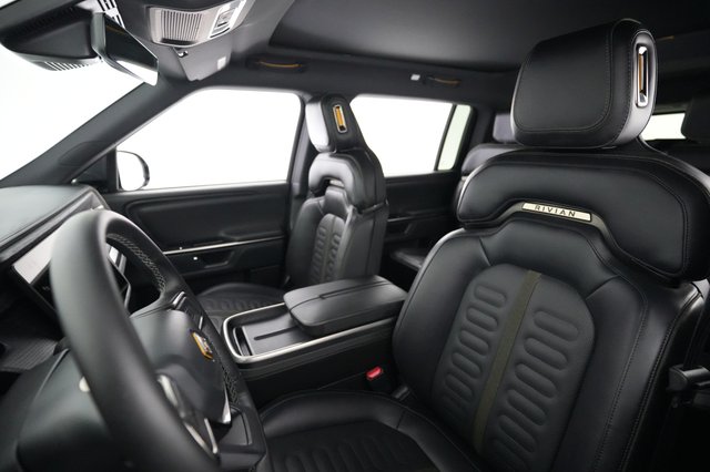 2025 Rivian R1S — photo 3 of 23