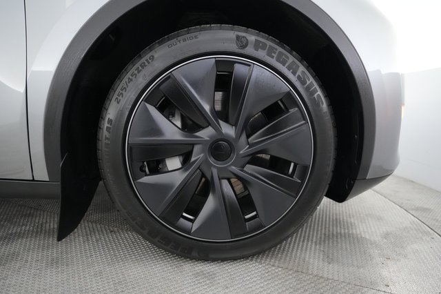 2025 Tesla Model Y — photo 16 of 23