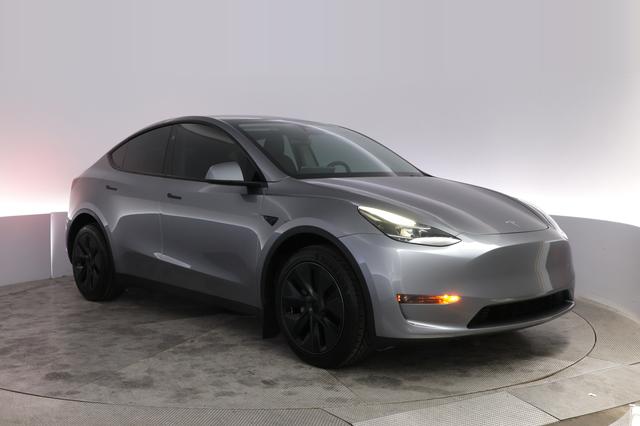 2025 Tesla Model Y — photo 10 of 23