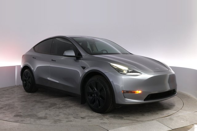 2025 Tesla Model Y — photo 10 of 23