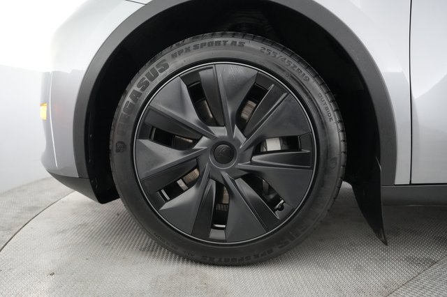 2025 Tesla Model Y — photo 15 of 23