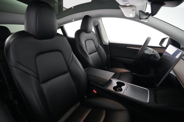 2025 Tesla Model Y — photo 18 of 23