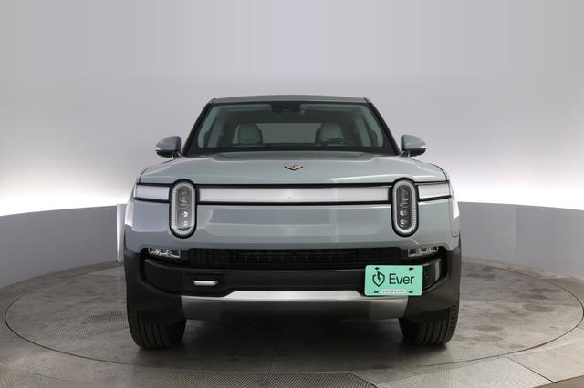 2023 Rivian R1T — photo 9 of 21