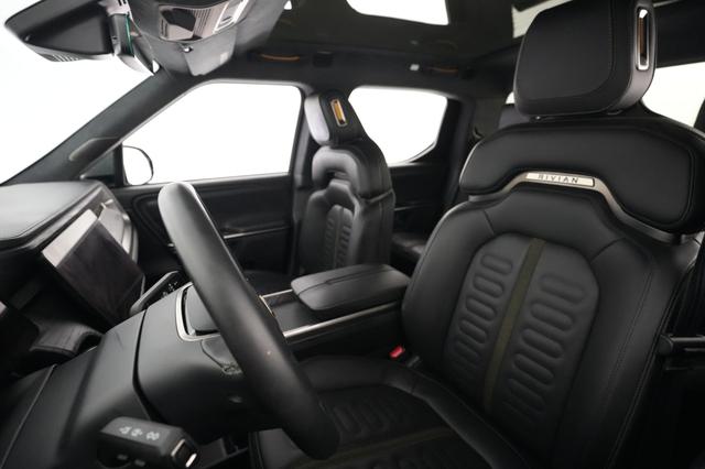 2023 Rivian R1T — photo 3 of 21