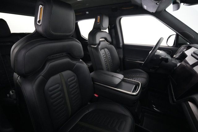 2023 Rivian R1T — photo 18 of 21