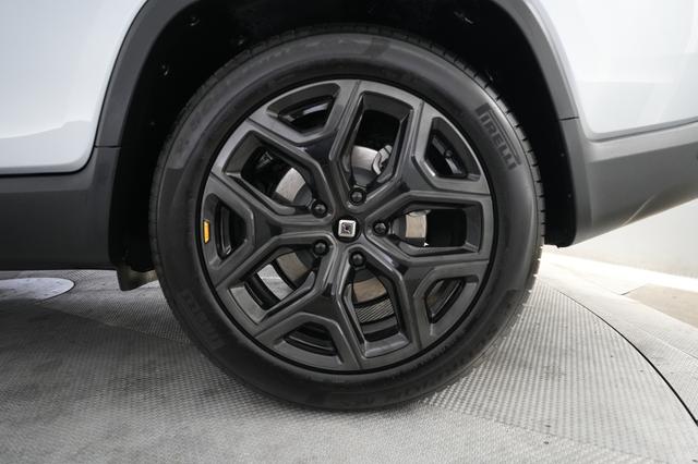 2023 Rivian R1T — photo 7 of 21