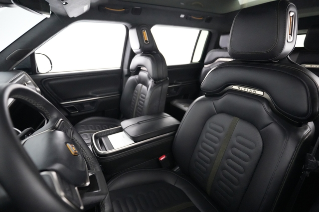 2024 Rivian R1S