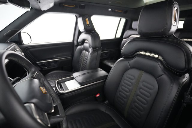 2024 Rivian R1S — photo 3 of 25