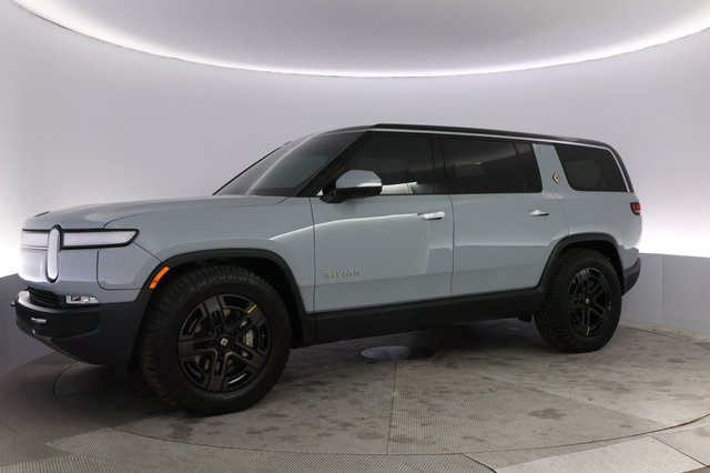 2024 Rivian R1S — photo 14 of 25