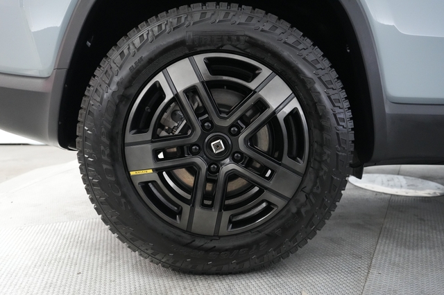 2024 Rivian R1S