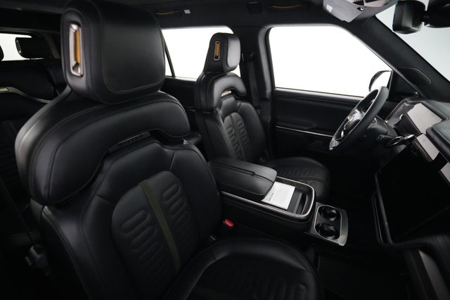2024 Rivian R1S — photo 18 of 25