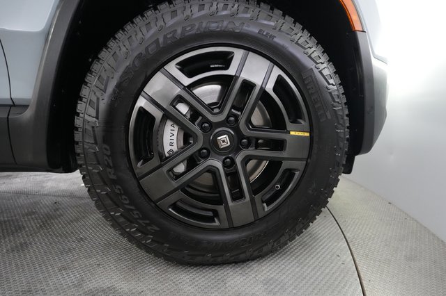2024 Rivian R1S — photo 16 of 25