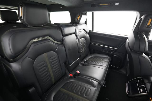 2024 Rivian R1S — photo 4 of 25