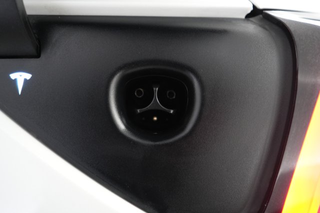2024 Tesla Model Y — photo 8 of 22