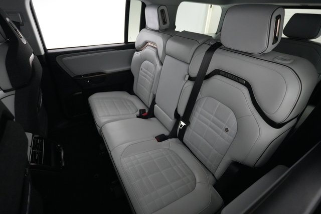 2025 Rivian R1S — photo 19 of 21