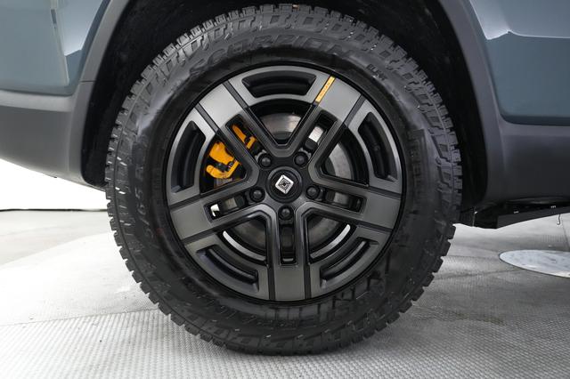 2025 Rivian R1S — photo 7 of 21