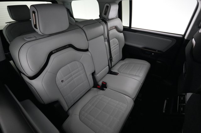 2025 Rivian R1S — photo 4 of 21
