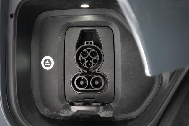 2025 Rivian R1S — photo 8 of 21