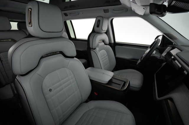 2025 Rivian R1S — photo 18 of 21