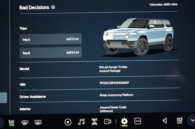 2025 Rivian R1S — photo 5 of 21