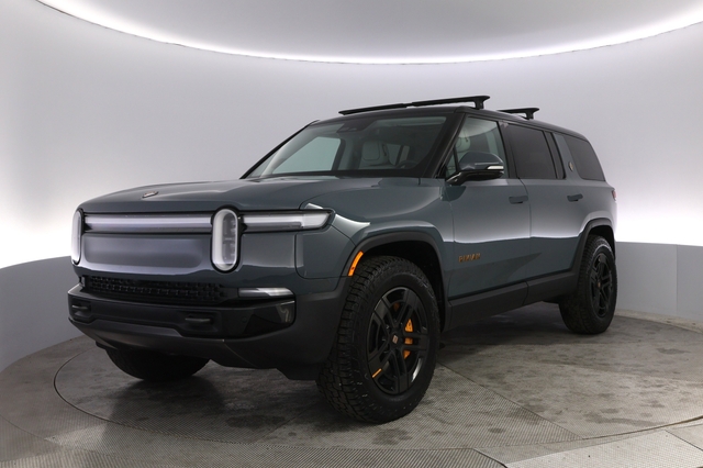 2025 Rivian R1S