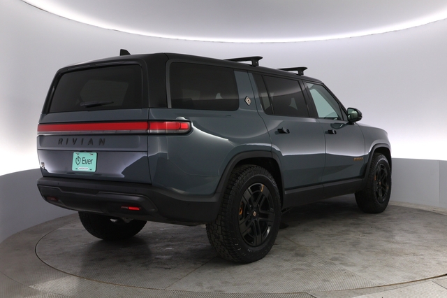 2025 Rivian R1S