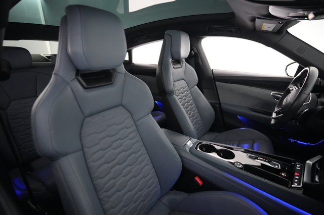 2022 Audi e-tron GT — photo 18 of 21