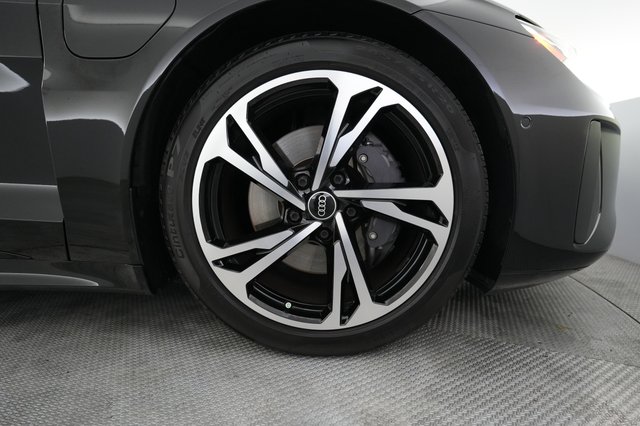 2022 Audi e-tron GT — photo 16 of 21