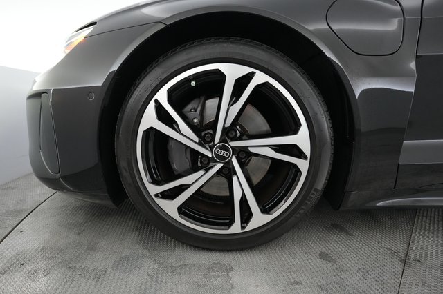 2022 Audi e-tron GT — photo 15 of 21
