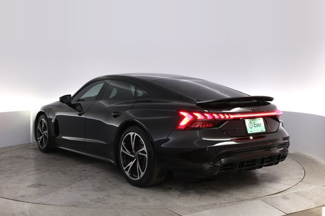 2022 Audi e-tron GT — photo 13 of 21